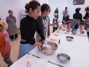 お菓子作りは力仕事！先生の腕にパワーがみなぎっています。